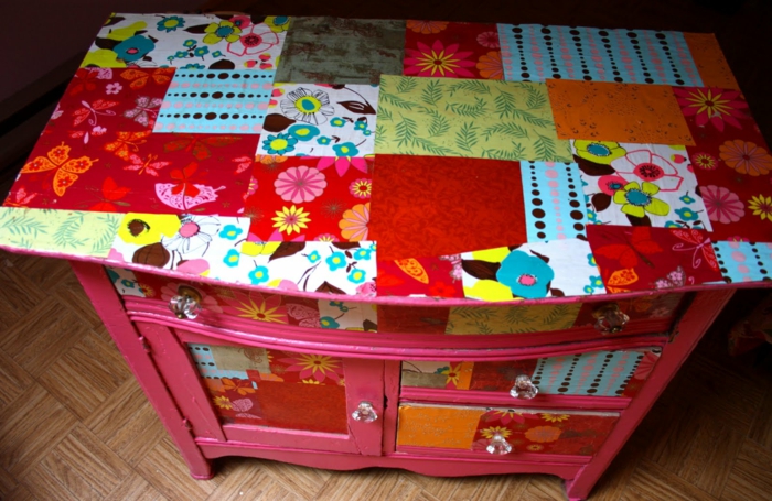 розов шкаф с цветни салфетки с цветя и пеперуди