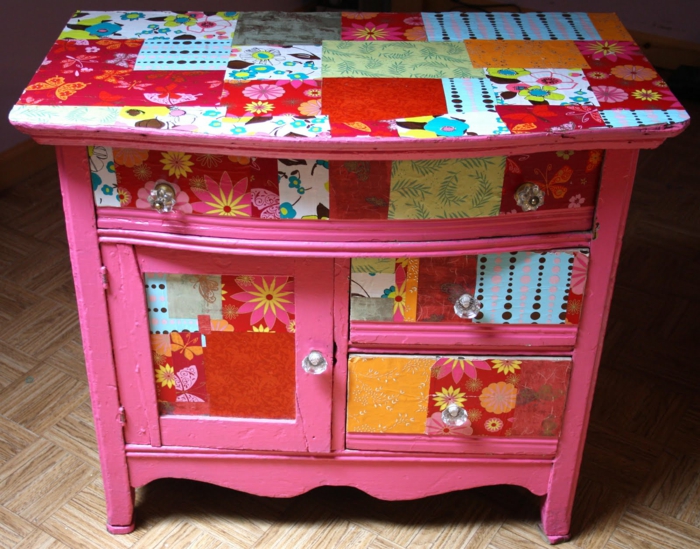 розов шкаф с хубави червени салфетки и розови цветя