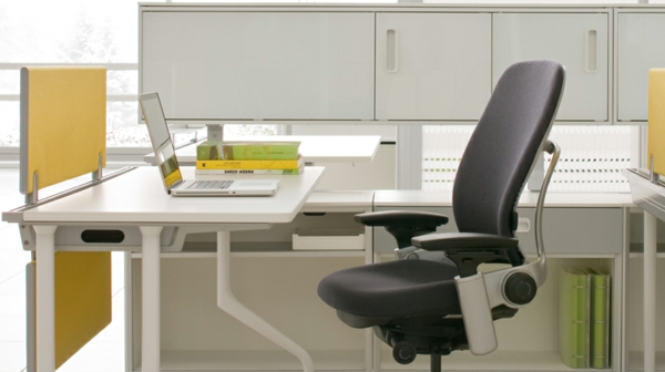 a-ωραία σχεδιασμένο γραφείο-με-άνετη καρέκλα