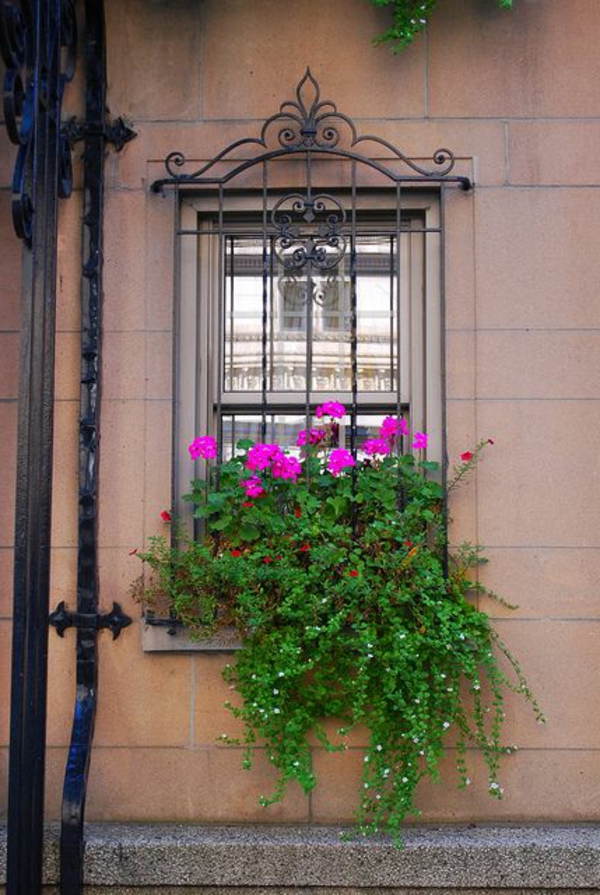a-kiva-ikkuna-koristeltu-with-kukkia-metalliristikot