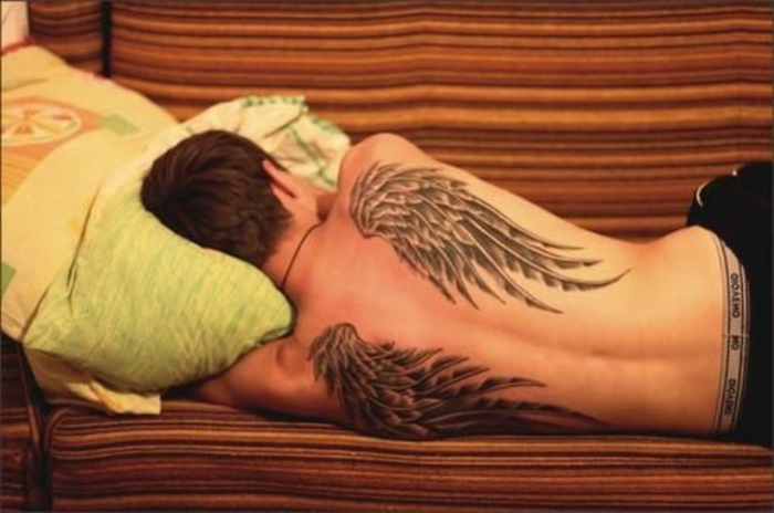 itt van egy ötlet a férfiak tetoválására - fekete hosszúságú angyali szárnyak fekete tollal