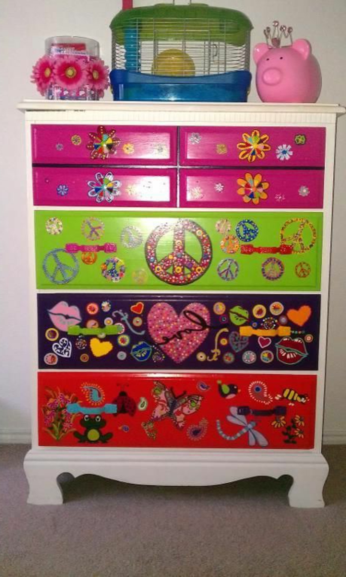 egy szekrény színes szalvétákkal díszített, szívekkel és virágokkal, pillangókkal és szitakötőkkel