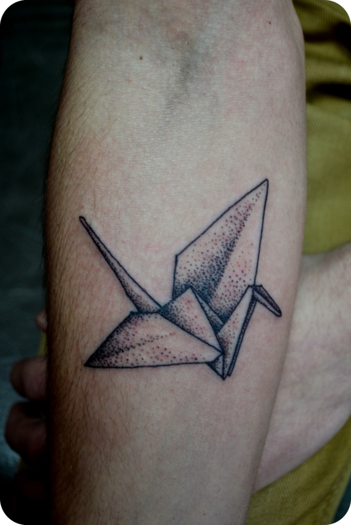 täältä löytyy yksi ideoistamme origami-tatuoinnilla - kaunis pieni lentävä kyyhky