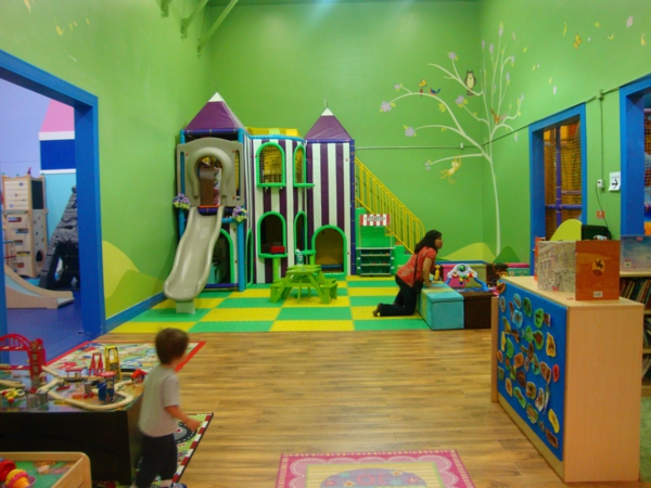 a-kaunis makuuhuoneen leikkipaikka-for-the-lasten kanssa vihreä-seinät