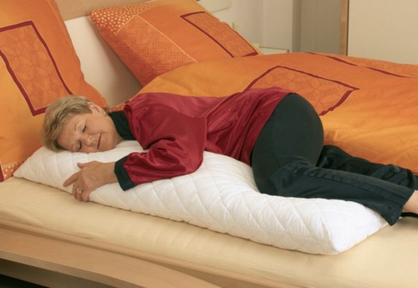 egy régi-nő alvás-on-the-side-alvó-párnák - egy öregasszony alszik rá
