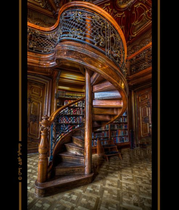 una gran escalera de caracol-de-madera-con-adornos
