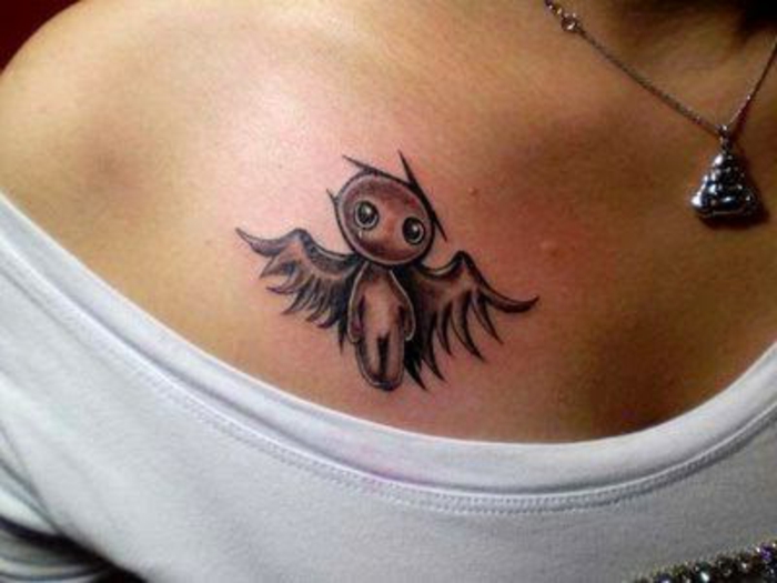 ideja za malu crnu anđeosku tetovažu za žene - ovdje je mali tetovaža anđela