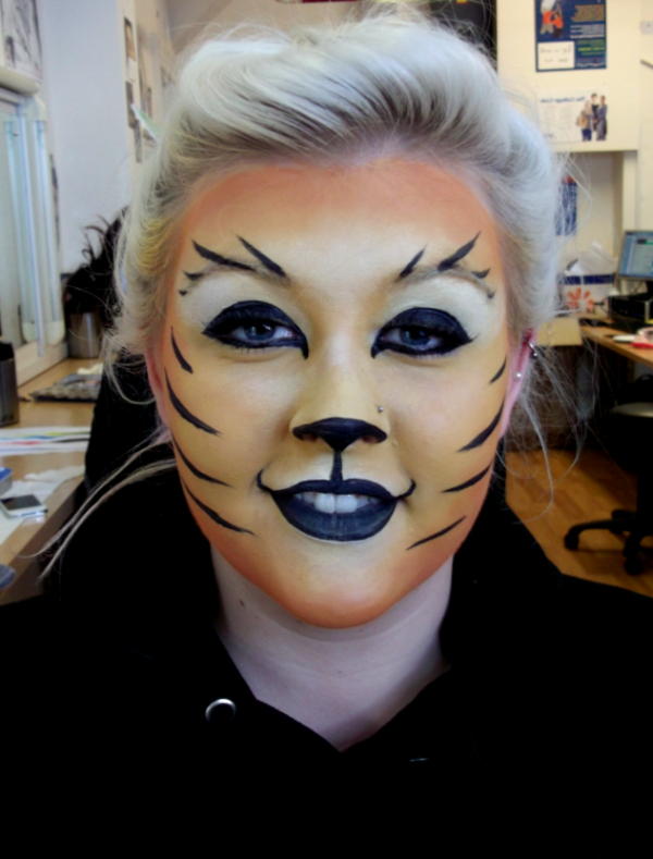 une femme avec-tigre-maquillage