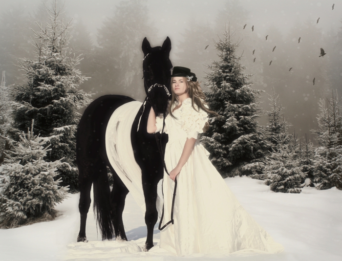 ένα-γυναίκα-και-α-άλογο-in-χιόνι