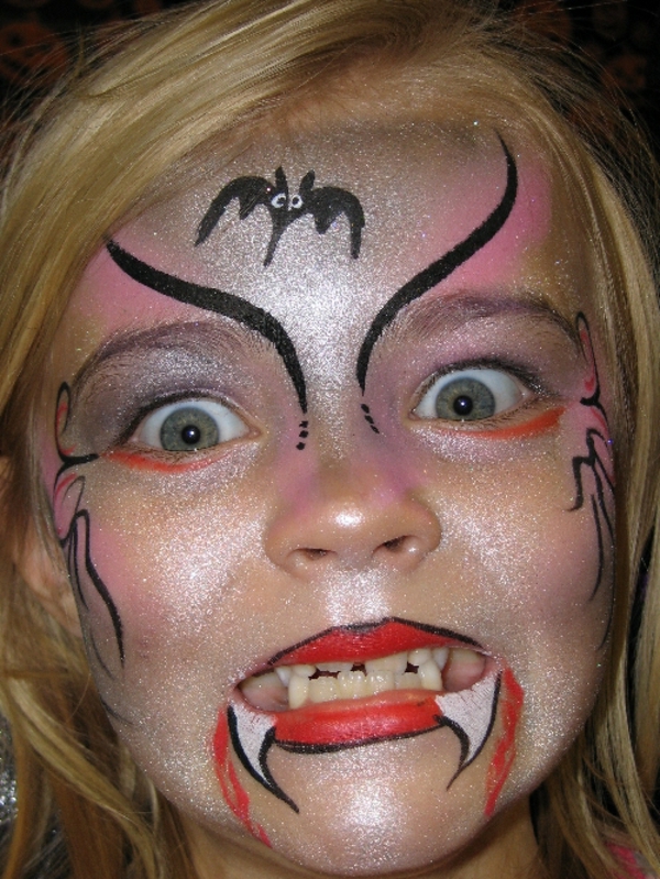 a-woman-vampire-make-up-the face brilla