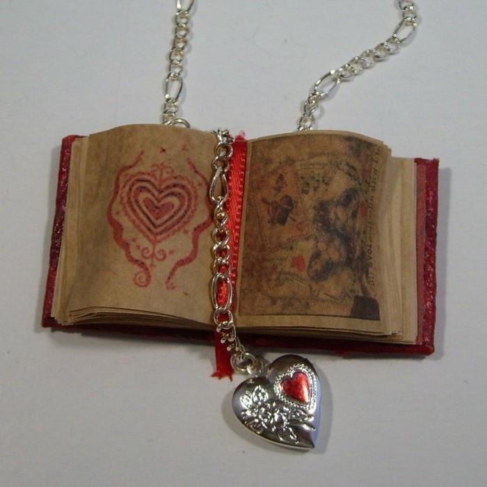 a-geschenkidee-a-cadena-corazones con-a-mini-libro-y-