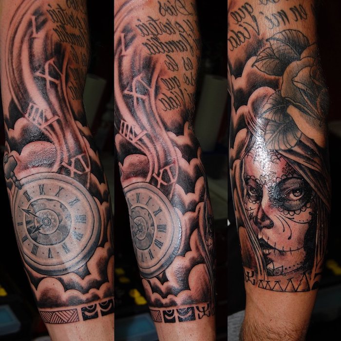 három kéz, kompasz tetoválással és fekete rózsával és egy fekete la catrina tetoválás egy fiatal elhunyt nő fekete orrával és fekete ajkakkal