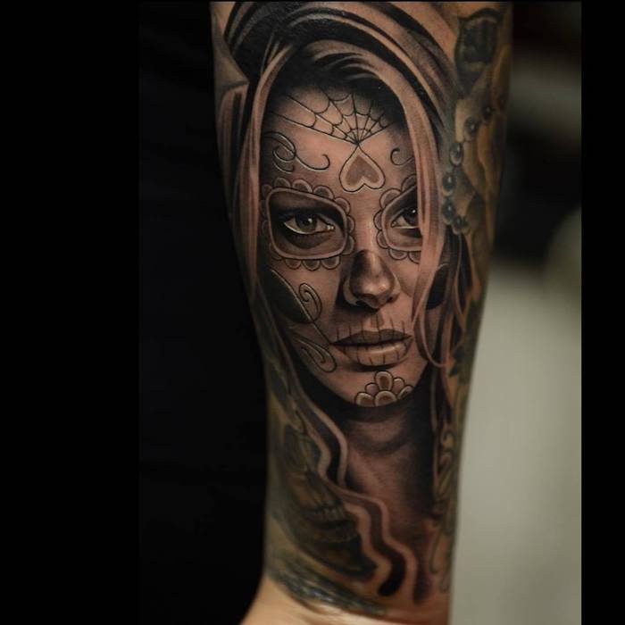 tatouage de la catrina avec une jeune femme, une toile d'araignée noire et un petit coeur gris