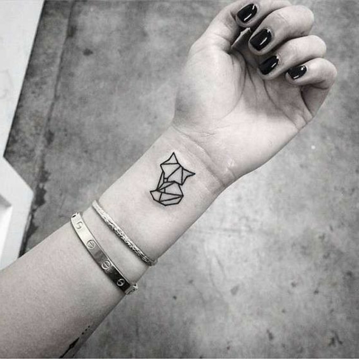 εδώ θα βρείτε μια από τις ιδέες μας για ένα μικρό τατουάζ στον καρπό - ένα χέρι με ένα μαύρο τατουάζ γάτας origami και ένα μαύρο βερνίκι νυχιών