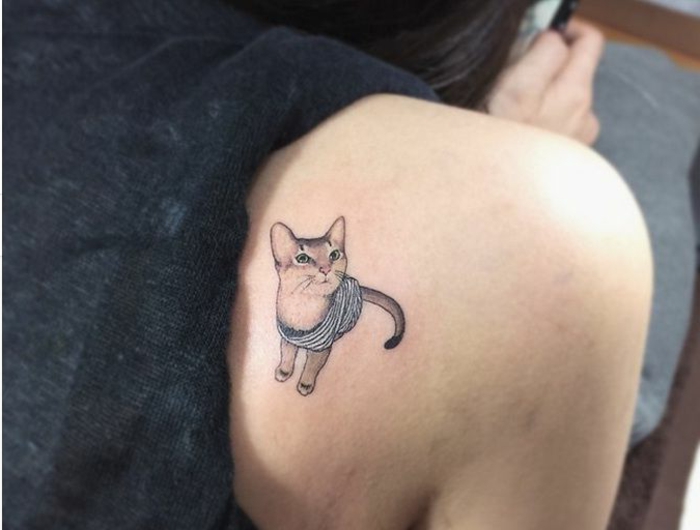 Μια άλλη ιδέα για ένα τατουάζ γάτας για τις γυναίκες στον ώμο