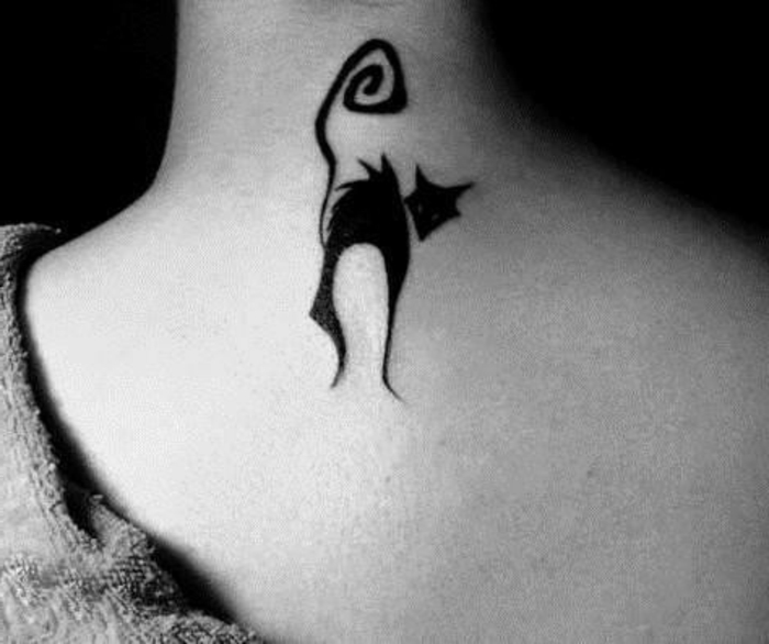 Itt egy izéziót találsz egy kis fekete macska tetoválásra a nyakán - egy kis macskát egy fekete kakas