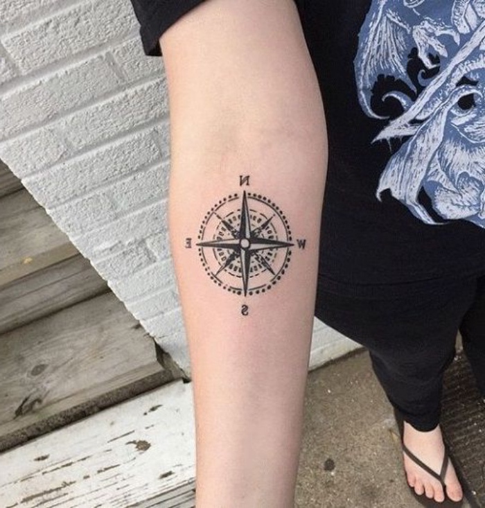 Ovdje vam pokazujemo jednu od naših velikih ideja za malu tetovažu s crnim kompasom na ruci mlade žene