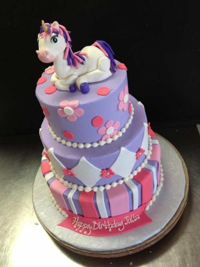 пурпурна детска торта за еднородови момичета