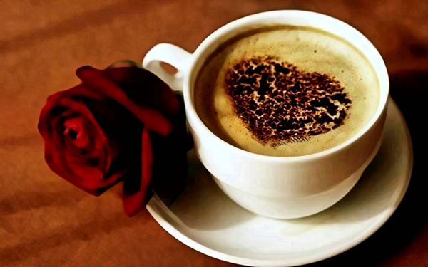 Egy-rose-by-a-csésze kávé