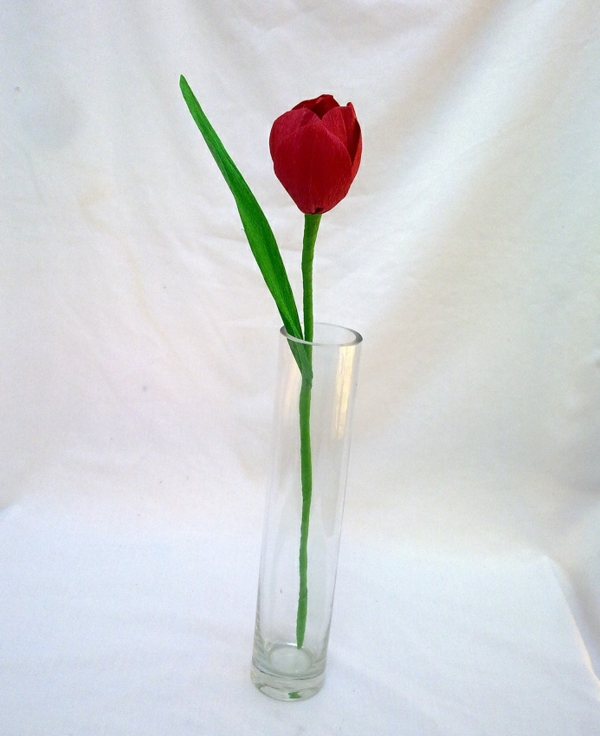 Jedan-na-jedan crveno papir tinker tulipan - pozadina u bijelom