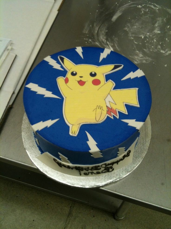 idée de fantaisie pour une tarte pokemon bleu avec une essence de pokemon jaune avec pikachu de cuisson rouge et clignotant
