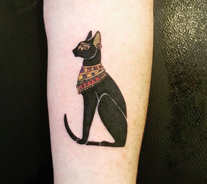 Egyiptomi macska egy nyaklánckal - ötlet a fekete macskák tetoválásához, amit nagyon tetszene