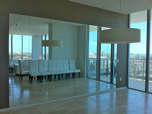 modernog dizajna s jednim ogledalom u sobi