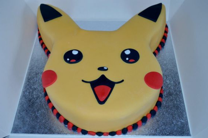μια ιδέα για μια πίτα Pokemon - εδώ είναι ένα κίτρινο pikachu πλάσμα pokemon με κόκκινα μάγουλα και μαύρα μάτια