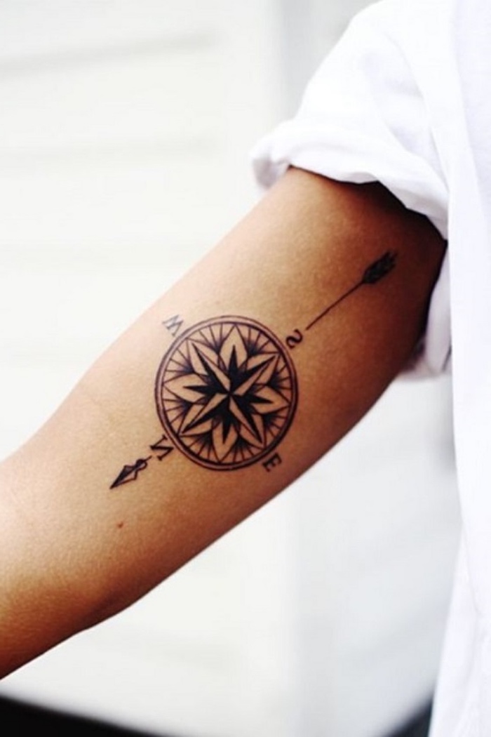 Itt találod az egyik kedvenc ötletünket egy fekete kompasz tetováláshoz
