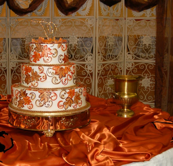 una hermosa torta-y-Hochzeitsdeko-por-tabla-oriental