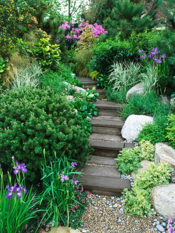 красива градина, дизайнерска стълба, заобиколена от зелени растения