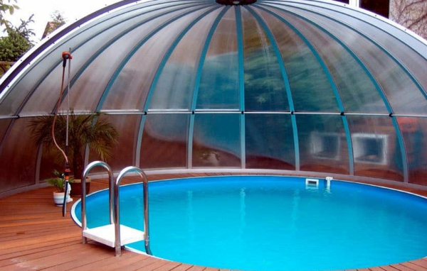един свръхмодерен басейн - дизайн - половината от басейна е покрита