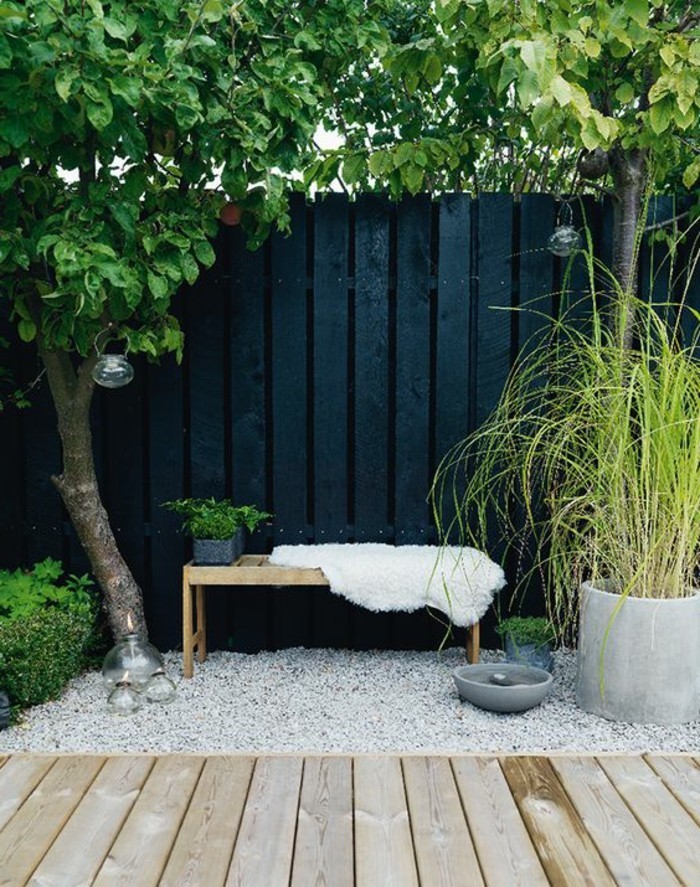 проста дървена пейка градина декоративни камъни дърво