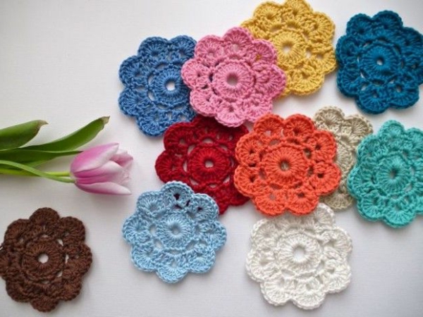 simple-craft-flowers-the-hand-knitted-are - un tulipán junto a él