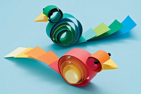 jednostavne zanatske ideje-šarene ptice - pozadina u plavoj boji