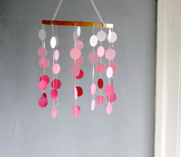 simple-crafts-decoration-for-the-ceiling-one ve una pared gris detrás de ella
