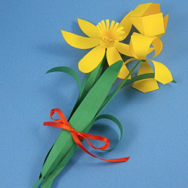 egyszerű kézműves-ötletek - sárga-virágok-papír-kék háttér