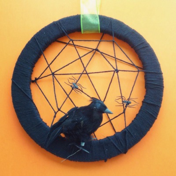 egyszerű kézműves-ötletek - érdekes fekete koszorú - egy narancssárga falon