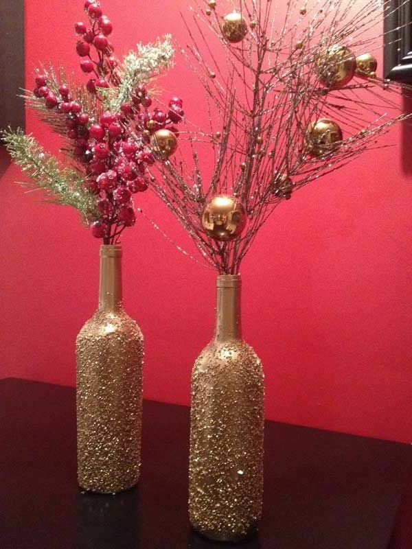 идеи за обикновени занаяти - две елегантни златни бутилки - червена стена зад тях