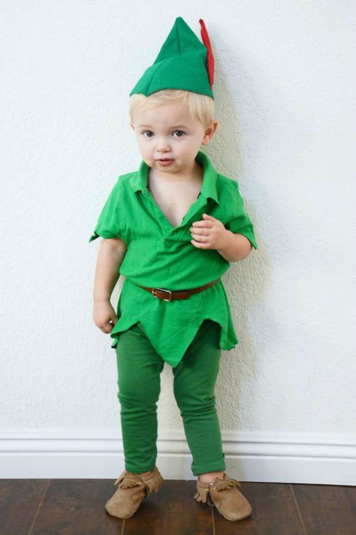 очарователно малко момче със зелен костюм, за да се направиш