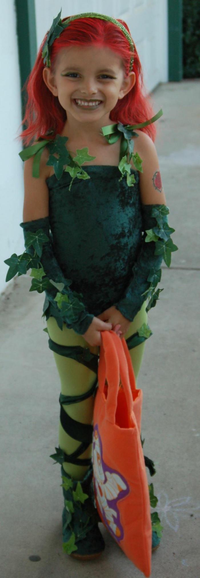 aranyos lány zöld harisnya és zöld mesterséges levelek