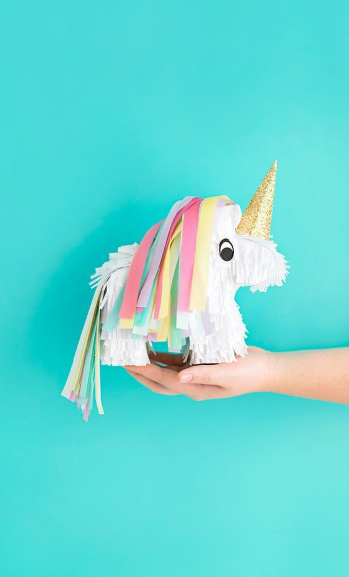 piñata de unicornio, cuerno de oro, cola de papel de color