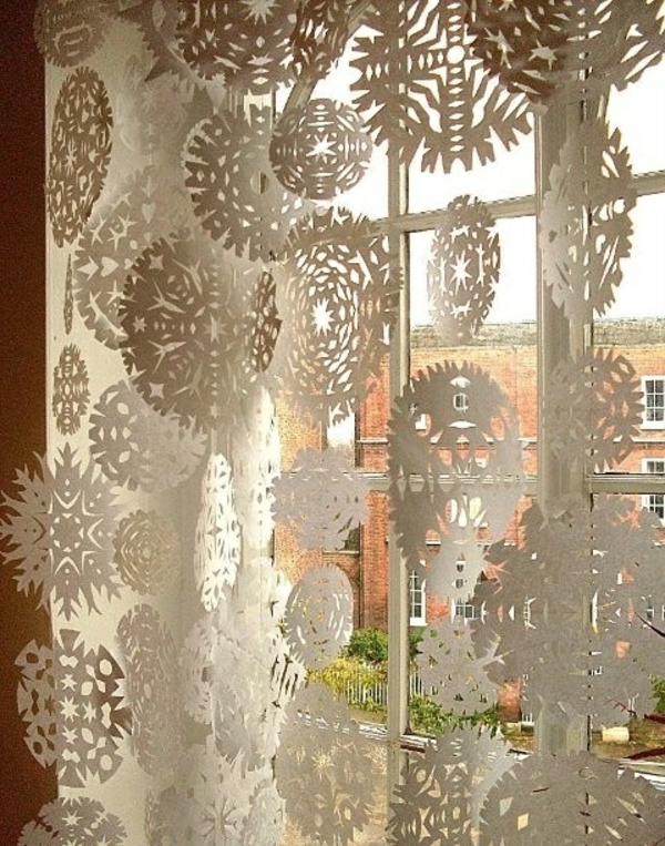 single-παράθυρο διακόσμηση-σε-Χριστούγεννα-νιφάδες χιονιού-of-χαρτί