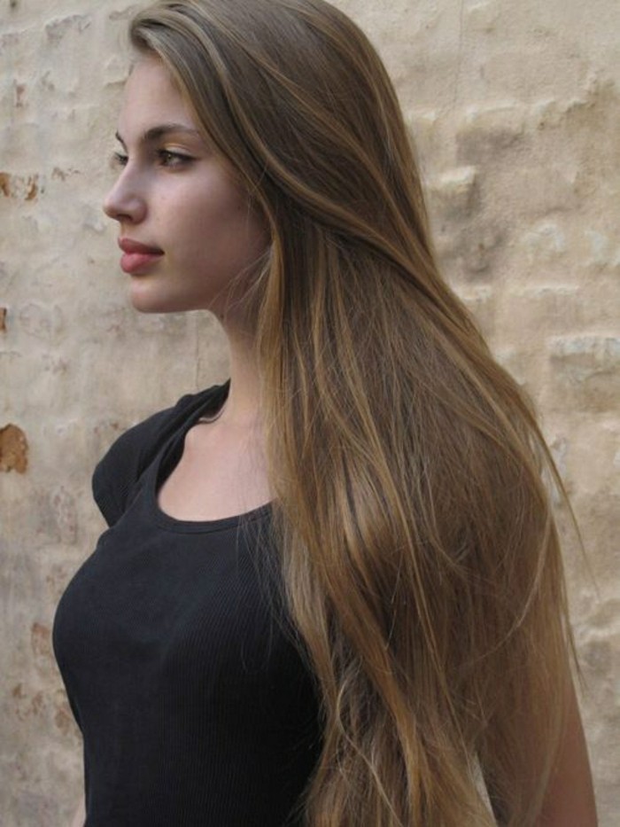 Gyönyörű, hosszú barna hajú nő