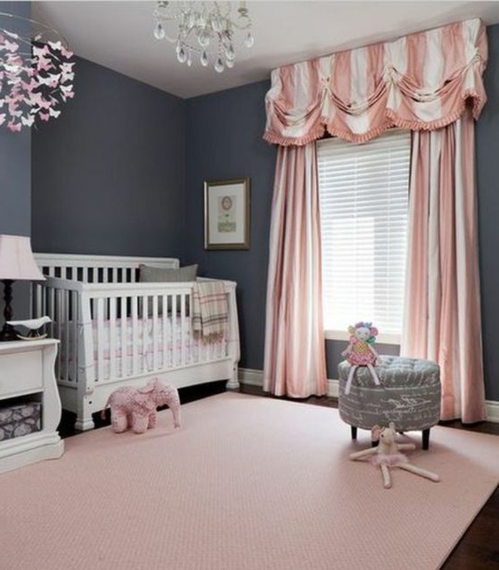 детска стая завеси бяло розово табуретка слон розово украса лампа легло бяла мебел в стаята