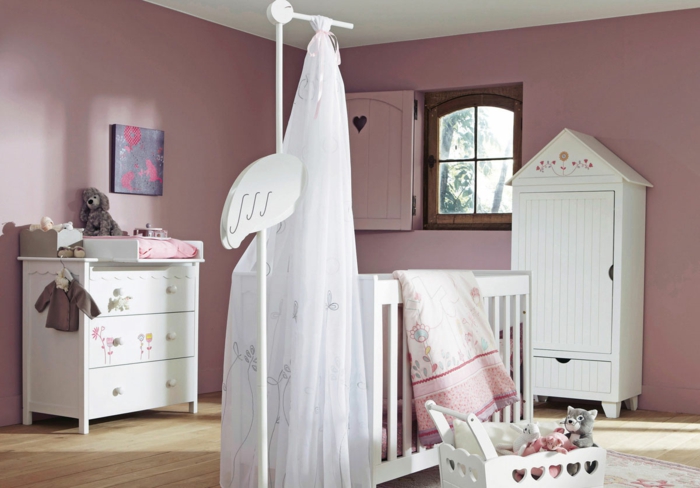 детска стая дизайн в средата на стаята бебе гардероб обувки шкаф чекмеджета идея розова стая