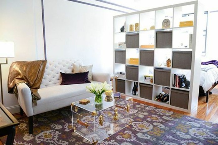 De dispositivo a tiempo de conservación habitación divisores-salón-dormitorio-partición-estantería blanca-sofá-alfombra patrón transparente de la tabla