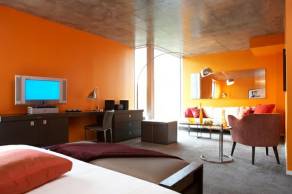 sisustus ideoita - makuuhuone-oranssi-seinät - monet huonekalut