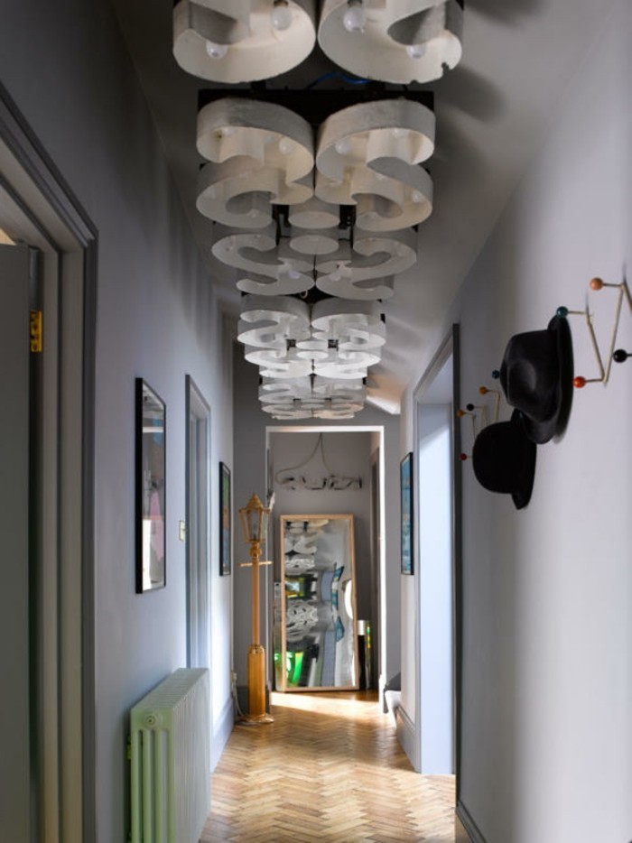 създаване на идеи тесен коридор-лилави стени-интересно тавана светлина