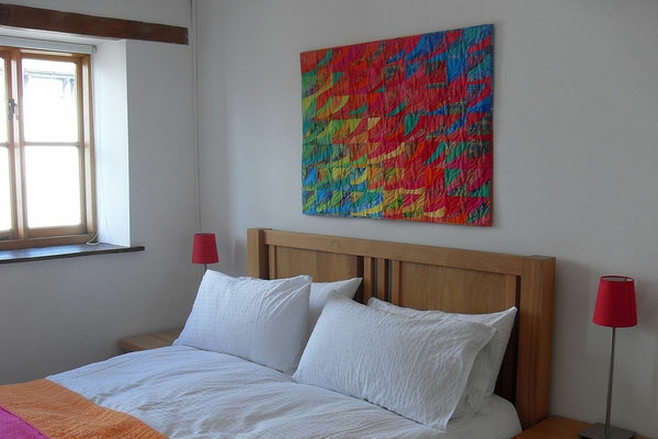 consejos de dispositivos-pintura-en-la-pared-en-dormitorio-blanco almohadas